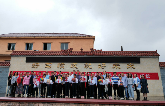 图为民建涪陵区荔枝支部和民建江北一支部走进罗云镇中心小学开展慰问和关爱活动。 涪陵区委统战部供图 图为民建涪陵区荔枝支部和民建江北一支部走进罗云镇中心小学开展慰问和关爱活动。 涪陵区委统战部供图