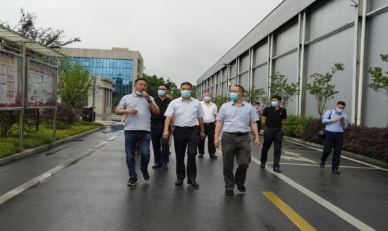 图为开州区委统战部考察组在万盛经开区走访民营企业。 开州区委统战部供图 图为开州区委统战部考察组在万盛经开区走访民营企业。 开州区委统战部供图