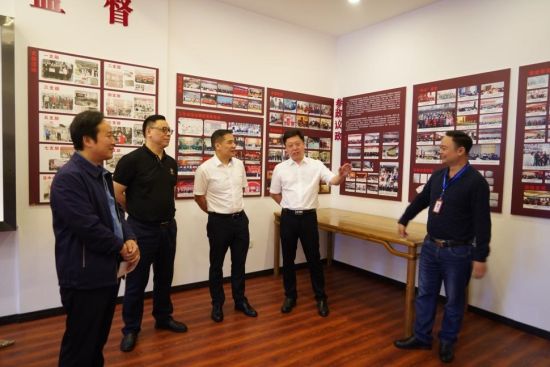 图为开州区委统战部部长李长富(左三)与江津区委统战部部长黄丁(右二)在江津欧美同学会创新实践基地调研。 开州区委统战部供图 图为开州区委统战部部长李长富(左三)与江津区委统战部部长黄丁(右二)在江津欧美同学会创新实践基地调研。 开州区委统战部供图