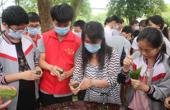 图为学生学习包粽子。徐勇 摄 图为学生学习包粽子。徐勇 摄