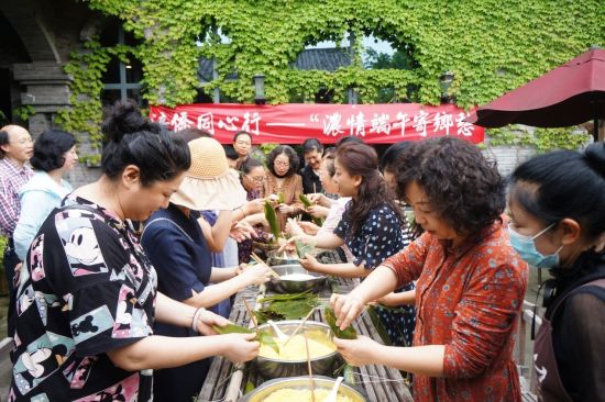 图为涪陵侨界人士体验包粽子的传统民俗。 涪陵区委统战部供图 图为涪陵侨界人士体验包粽子的传统民俗。 涪陵区委统战部供图