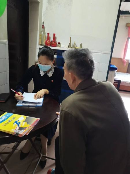 图为党员志愿服务,入户收集民生问题。郭家沱街道供图 图为党员志愿服务,入户收集民生问题。郭家沱街道供图