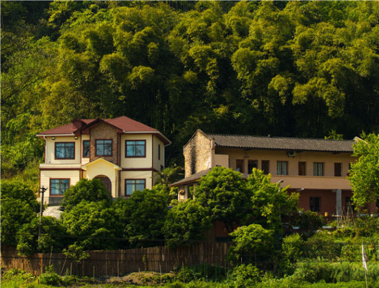 图为掩映在竹林下的乡村小别院. 王乙淞 摄