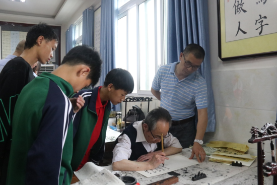 图为民进会员现场展示书法。荣昌区委统战部供图 图为民进会员现场展示书法。荣昌区委统战部供图