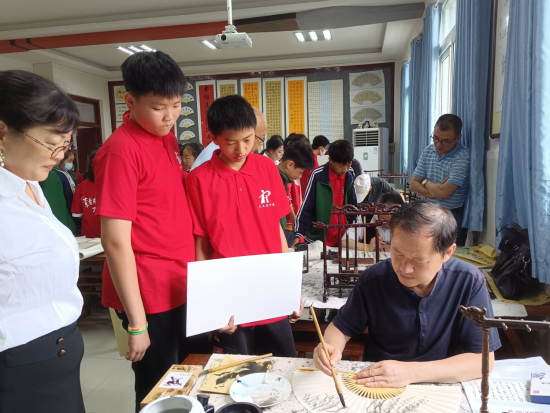 图为民进会员现场展示书法。荣昌区委统战部供图 图为民进会员现场展示书法。荣昌区委统战部供图