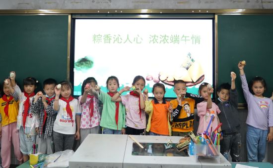 浓情端午粽子飘香合川区凤凰小学开展主题教育活动