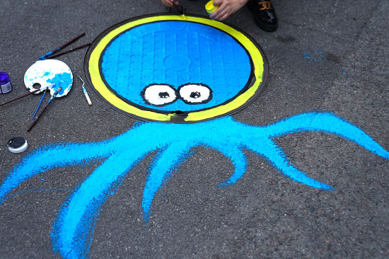 西部航空创意井盖涂鸦作品扮靓园区