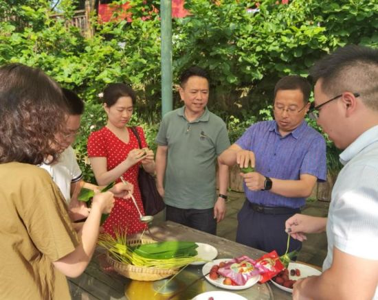 图为6月2日,民进铜梁总支开展“粽情飘香庆端午”活动。 铜梁区委统战部供图 图为6月2日,民进铜梁总支开展“粽情飘香庆端午”活动。 铜梁区委统战部供图