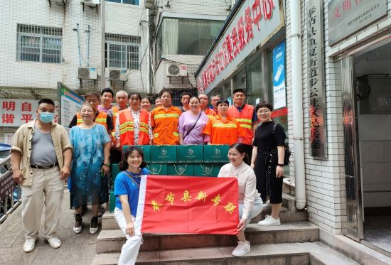 图为奉节县新专联志愿者为环卫工人送去清香的粽子。 奉节县委统战部供图 图为奉节县新专联志愿者为环卫工人送去清香的粽子。 奉节县委统战部供图