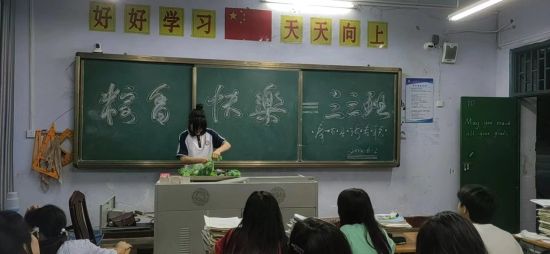 图为新专联志愿者为学生们送上热乎乎的粽子。 奉节县委统战部供图 图为新专联志愿者为学生们送上热乎乎的粽子。 奉节县委统战部供图