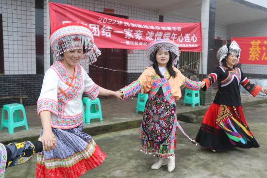 图为苗族同胞跳起“芦笙舞”为活动助兴。綦江区委统战部供图 图为苗族同胞跳起“芦笙舞”为活动助兴。綦江区委统战部供图