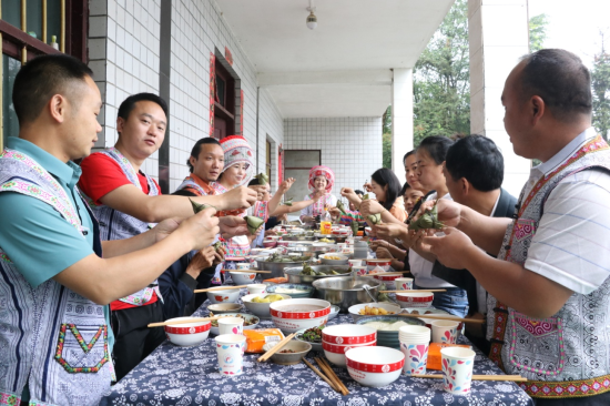 图为苗族同胞为前来参加活动的人们准备的长桌宴。綦江区委统战部供图 图为苗族同胞为前来参加活动的人们准备的长桌宴。綦江区委统战部供图