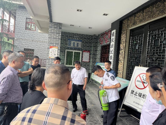 图为开展消防器材操作现场教学。 黔江区委统战部供图 图为开展消防器材操作现场教学。 黔江区委统战部供图