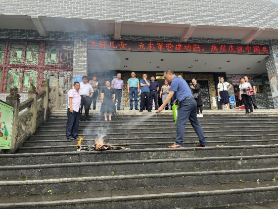 图为开展现场灭火演练。 黔江区委统战部供图 图为开展现场灭火演练。 黔江区委统战部供图