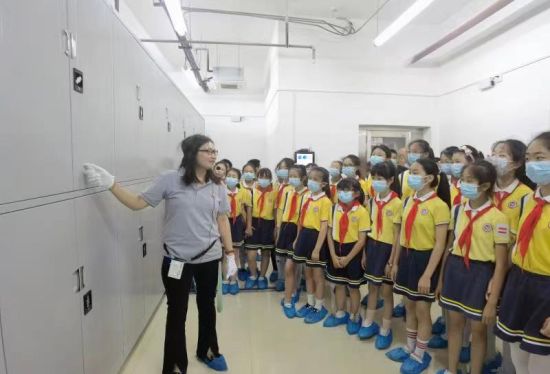 图为金龙小学五年级的同学们参观档案查阅大厅。 铜梁区融媒体中心供图 图为金龙小学五年级的同学们参观档案查阅大厅。 铜梁区融媒体中心供图