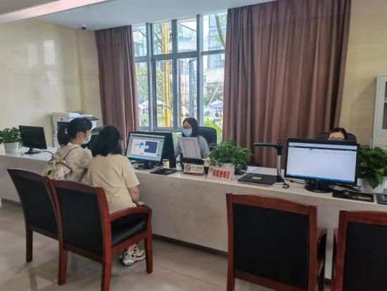 图为体验档案查询服务。 铜梁区融媒体中心供图 图为体验档案查询服务。 铜梁区融媒体中心供图