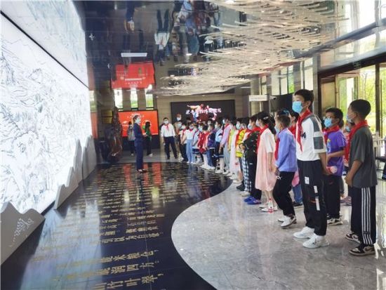 图为组织学生们参观博物馆。 梁平区委统战部供图 图为组织学生们参观博物馆。 梁平区委统战部供图