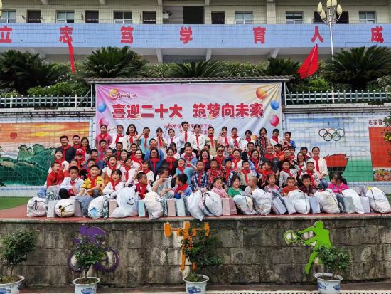 图为组织慰问学龄儿童。 梁平区委统战部供图 图为组织慰问学龄儿童。 梁平区委统战部供图