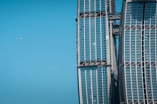 © iStock 北塔楼(中央高塔)、小连桥及南塔楼位置关系 © iStock 北塔楼(中央高塔)、小连桥及南塔楼位置关系