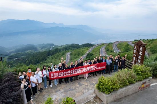 图为采风活动人员在綦江横山网红路合影。重庆市作协供图 图为采风活动人员在綦江横山网红路合影。重庆市作协供图