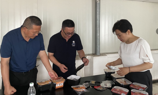 图为重庆珍真脆食品有限公司负责人介绍企业生产的自热米饭、自热火锅。 梁平区委统战部供图 图为重庆珍真脆食品有限公司负责人介绍企业生产的自热米饭、自热火锅。 梁平区委统战部供图