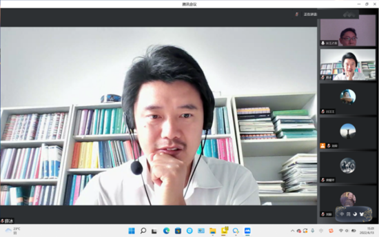 图为薛冰在作报告。重庆工商大学成渝地区双城经济圈协同发展中心供图 图为薛冰在作报告。重庆工商大学成渝地区双城经济圈协同发展中心供图