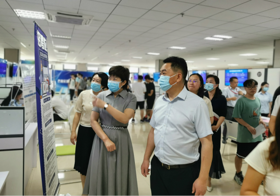 图为巴南区委统战部与民建巴南区委会相关负责人调研指导现场招聘会。 民建重庆市委会供图 图为巴南区委统战部与民建巴南区委会相关负责人调研指导现场招聘会。 民建重庆市委会供图