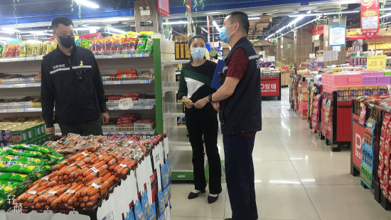 图为民建会员志愿者对超市进行食品安全调查(检查)。 璧山区委统战部供图 图为民建会员志愿者对超市进行食品安全调查(检查)。 璧山区委统战部供图
