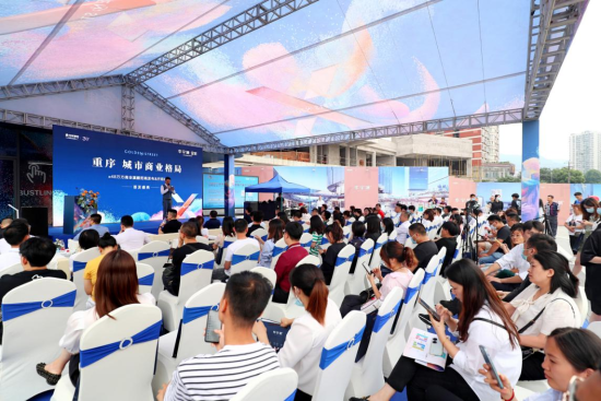 图为首发盛典现场。华宇集团供图 图为首发盛典现场。华宇集团供图