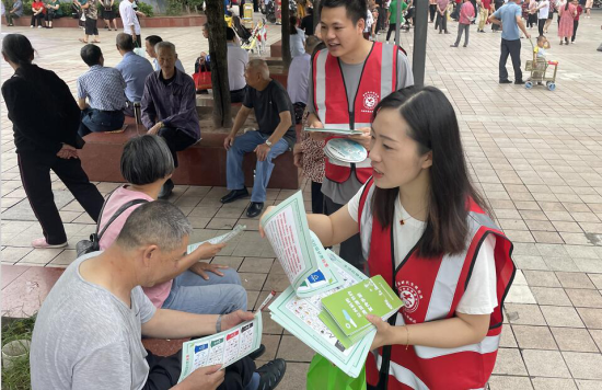 图为农工党会员志愿者向群众宣传指导垃圾分类技巧。 璧山区委统战部供图 图为农工党会员志愿者向群众宣传指导垃圾分类技巧。 璧山区委统战部供图
