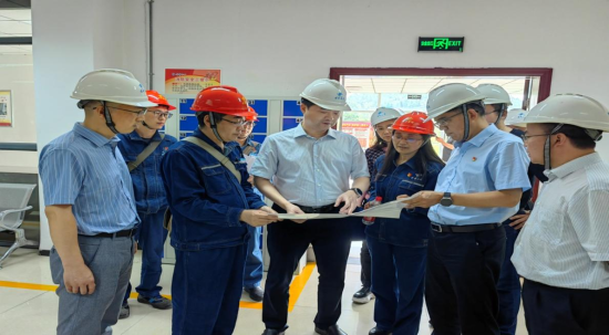 图为调研组了解驰源化工公司拟建可降解塑料项目情况。 涪陵区委统战部供图 图为调研组了解驰源化工公司拟建可降解塑料项目情况。 涪陵区委统战部供图