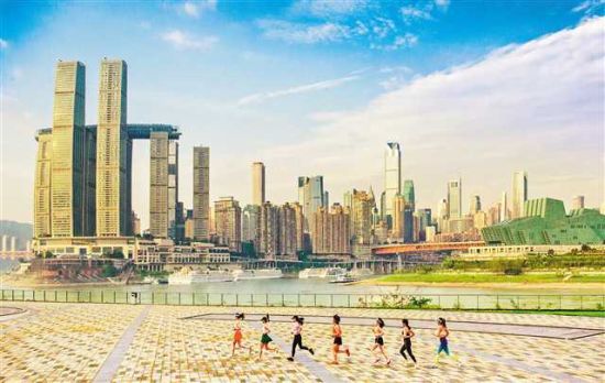 6月18日6时39分,南滨路长嘉汇景区弹子石广场,一群长跑爱好者在此练习长跑,锻炼身体。徐斌 摄\视觉重庆 6月18日6时39分,南滨路长嘉汇景区弹子石广场,一群长跑爱好者在此练习长跑,锻炼身体。徐斌 摄\视觉重庆