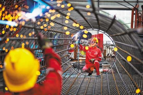 寸滩国际邮轮母港港口工程项目现场。工人们正在制作港口垂直升降综合体桩基钢筋笼。陈林 摄/视觉重庆 寸滩国际邮轮母港港口工程项目现场。工人们正在制作港口垂直升降综合体桩基钢筋笼。陈林 摄/视觉重庆