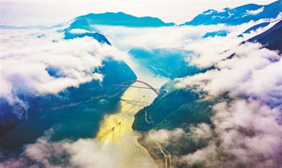 山在云中、水在云中、船在云中、神女在云雨中,朝云暮雨的三峡恍如仙境般的飘渺梦幻。彭雪峰 摄/视觉重庆 山在云中、水在云中、船在云中、神女在云雨中,朝云暮雨的三峡恍如仙境般的飘渺梦幻。彭雪峰 摄/视觉重庆