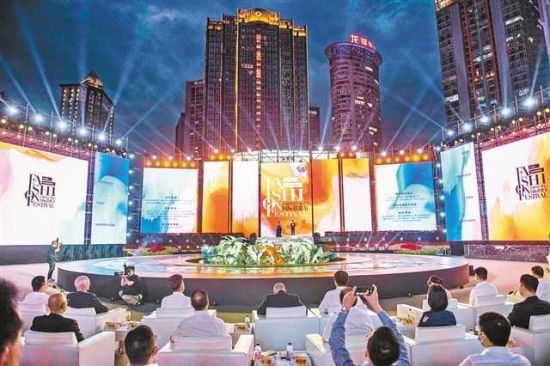图为6月16日晚,江北区观音桥广场,2022“爱尚重庆”焕新消费季首届中国(重庆)国际消费节正式启幕。记者 张锦辉 摄\视觉重庆 图为6月16日晚,江北区观音桥广场,2022“爱尚重庆”焕新消费季首届中国(重庆)国际消费节正式启幕。记者 张锦辉 摄\视觉重庆