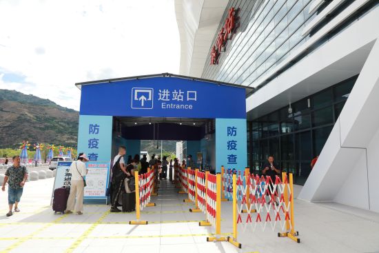 图为防疫查验区。 陈芳 摄 图为防疫查验区。 陈芳 摄