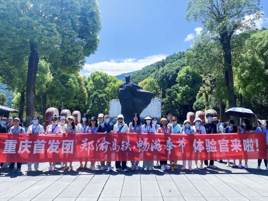 图为首发团合影。 陈芳 摄 图为首发团合影。 陈芳 摄