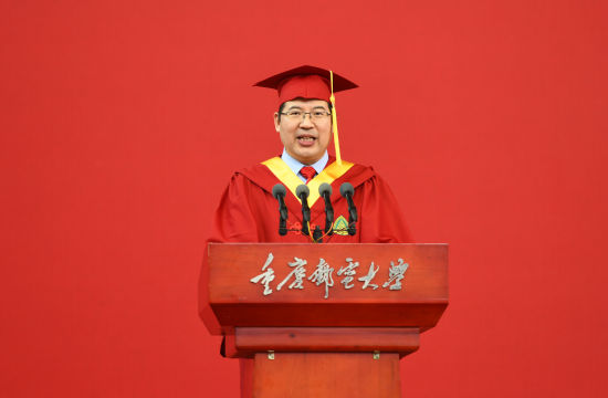 图为重庆邮电大学校长高新波致辞。周毅 摄 图为重庆邮电大学校长高新波致辞。周毅 摄