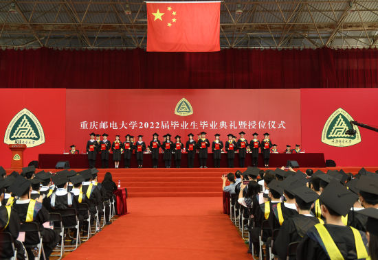图为毕业典礼现场,老师为优秀毕业生颁发荣誉证书。周毅 摄 图为毕业典礼现场,老师为优秀毕业生颁发荣誉证书。周毅 摄