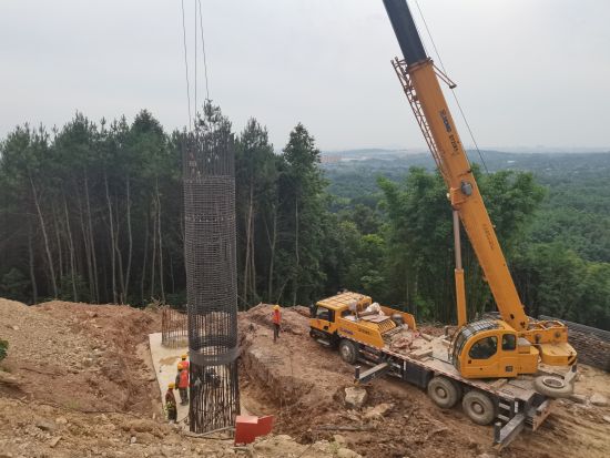 图为工人们正在使用工程设备作业。张旭 摄 图为工人们正在使用工程设备作业。张旭 摄