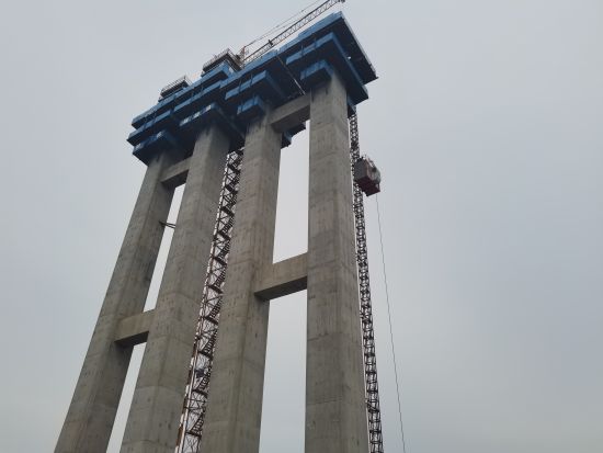 图为渝遂复线高速小安溪特大桥的一处桥墩。 张旭 摄 图为渝遂复线高速小安溪特大桥的一处桥墩。 张旭 摄