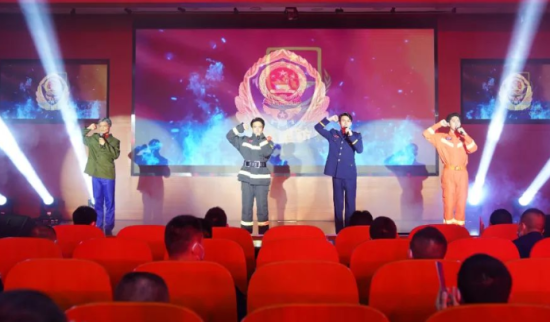 图为诗歌演绎现场。 璧山消防救援支队供图 图为诗歌演绎现场。 璧山消防救援支队供图