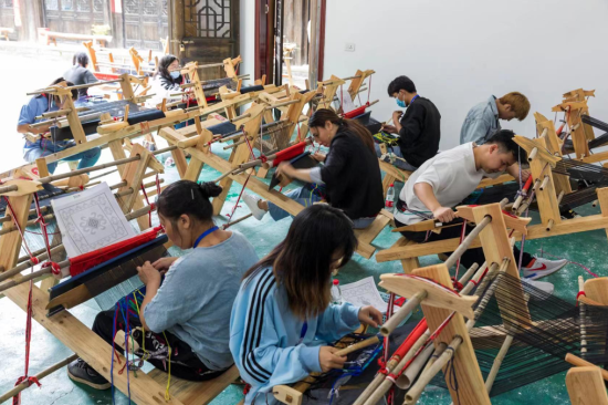 图为黔江区成功举办2022年首届西兰卡普创新创意大赛。 黔江区委统战部供图 图为黔江区成功举办2022年首届西兰卡普创新创意大赛。 黔江区委统战部供图