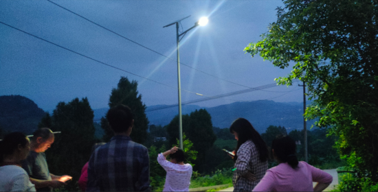 图为太阳能路灯照亮乡村夜晚。 涪陵区委统战部供图