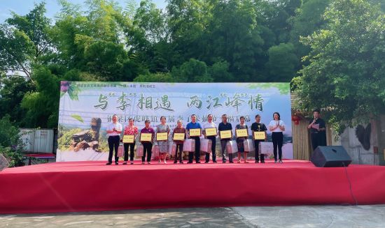 图为李子采摘文旅活动。 铜梁区委宣传部供图 图为李子采摘文旅活动。 铜梁区委宣传部供图