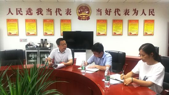 图为巴南区城乡建委老旧小区办公室相关人员认真听取民建巴南区委会副主委、巴南区人大常委曹勇的意见建议。受访者 供图 图为巴南区城乡建委老旧小区办公室相关人员认真听取民建巴南区委会副主委、巴南区人大常委曹勇的意见建议。受访者 供图