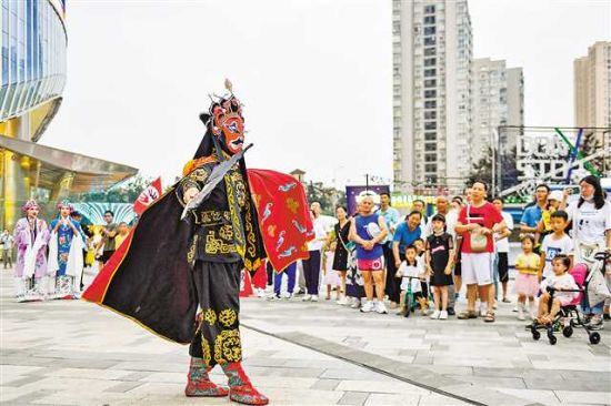 六月二十六日,第五届川剧节首场川剧嘉年华巡游活动在爱琴海购物公园举行。 齐岚森 摄\视觉重庆 六月二十六日,第五届川剧节首场川剧嘉年华巡游活动在爱琴海购物公园举行。 齐岚森 摄\视觉重庆