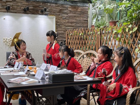图为小朋友正在玩童研剧游出品的剧本游戏。童研剧游供图 图为小朋友正在玩童研剧游出品的剧本游戏。童研剧游供图