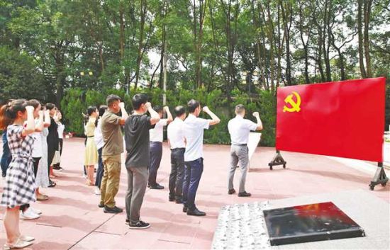 6月28日,歌乐山烈士陵园,党员重温入党誓词。通讯员 赵杰昌 摄/视觉重庆 6月28日,歌乐山烈士陵园,党员重温入党誓词。通讯员 赵杰昌 摄/视觉重庆