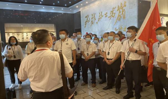 图为:参训学员聆听革命先辈光辉事迹。 秀山县工商联供图 图为:参训学员聆听革命先辈光辉事迹。 秀山县工商联供图